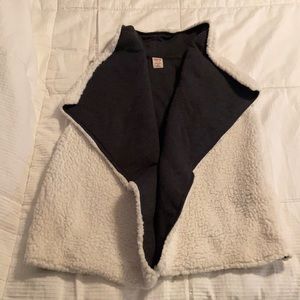 Mossimo size M fuzzy vest with pockets